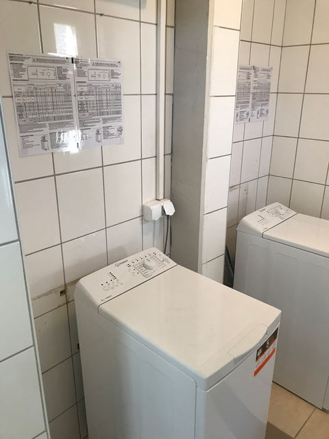 Fürdőszoba zuhanyzóval és mosógéppel – GLOBEFOX szállások
